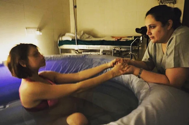 কালকি তাঁর সন্তানের জন্ম দেওয়ার জন্য ‘ওয়াটার বার্থ’ কৌশল বেছে নিয়েছিলেন। একজন প্রশিক্ষিত প্রেগন্যান্সি প্রফেশনাল তাঁকে এ ব্যাপারে সাহায্য করেছিলেন