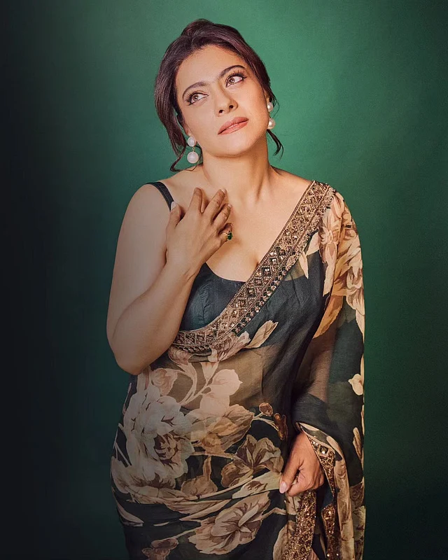 কাজলের স্লিভলেস ব্লাউজ আর ভিনটেজ শাড়িতে ক্ল্যাসিক লুক