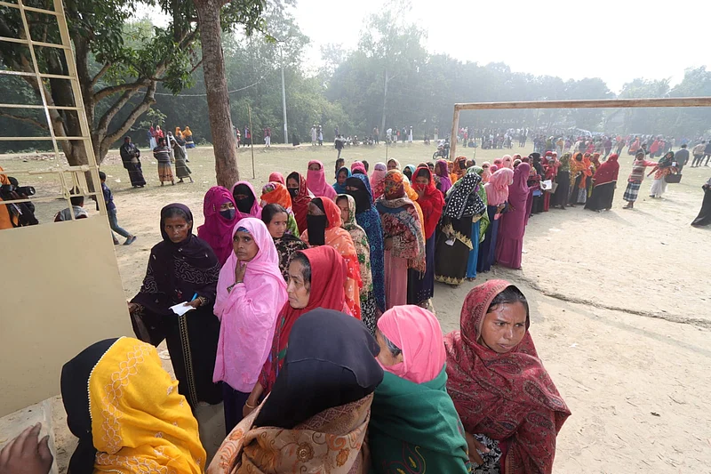 রাজশাহীর বাগমারা  উপজেলার রামগুয়া সরকারি প্রাথমিক বিদ্যালয়ে লাইনে ভোটাররা