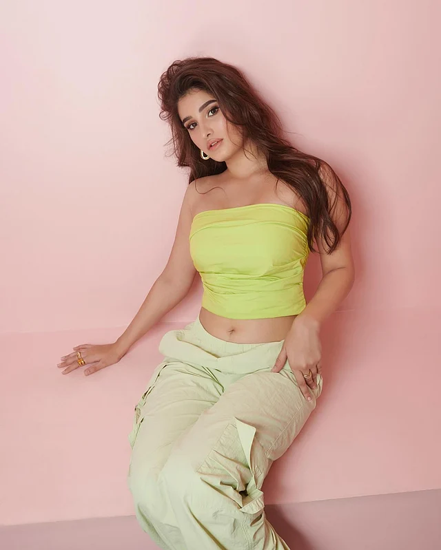 হিপহপ স্টাইলে রাশা। পরেছেন কার্গো প্যান্ট আর টিউব টপ