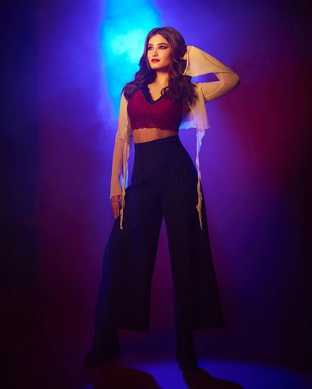 মায়ের একটি বিখ্যাত গানের আইকনিক লুকে সেজেছেন রাশা। কে বলবে ইনি রাভিনা নন?