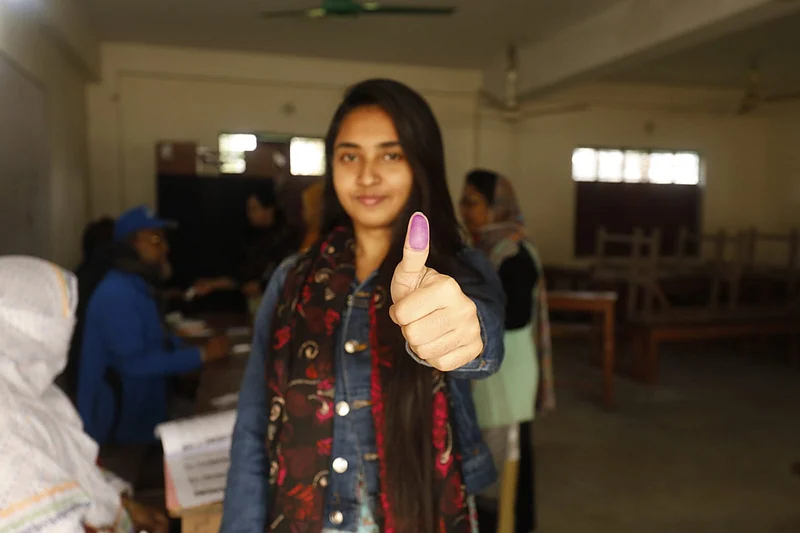 খুলনা পুলিশ লাইন স্কুল কেন্দ্রে প্রথম ভোট দিলেন চৌধুরী সায়মা ফারিয়া। ছবিটি  সকাল ৮ টা ৫৭ মিনিটে তোলা