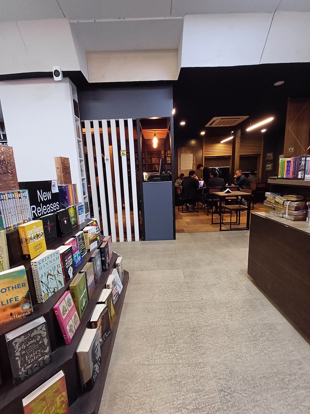 নান্দনিকতায় অনন্য ‘দ্য রিডিং ক্যাফে’