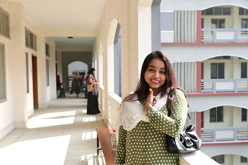 তরুণ ভোটার মরিয়ম চাঁদনী। রাজধানীর বনানী মডেল স্কুল থেকে ছবিটি বেলা ১১ টার দিকে তোলা