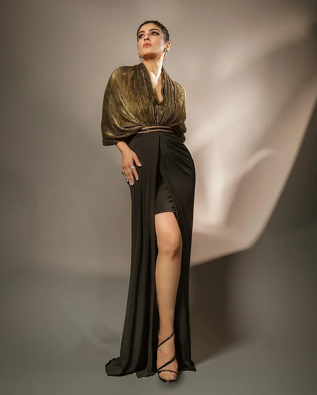 কে বলবে পঞ্চাশ ছুঁতে আর মাত্র এক বছর বাকি এই বলিউড বম্বশেলের! স্টাইলিশ লেয়ারিং করা মেটালিক সোনালি-কালো আউটফিটে সুপারফিট রাভিনা ট্যান্ডন। সঙ্গে মানানসই হিলস। 