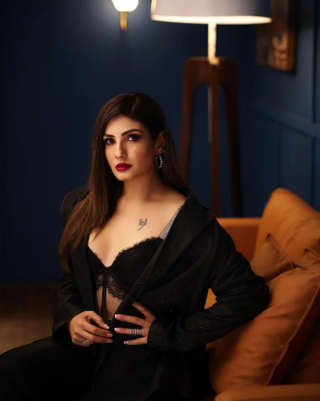 রাভিনা ট্যান্ডন করসেট টপে আবেদন ছড়াচ্ছেন