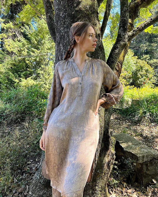 প্রকৃতির খুব কাছে বড় হওয়া কালকি টেকসই ফ্যাশন নিয়ে বেশ সচেতন। তিনি সব সময়ই বলেন, পরিবেশবান্ধব ফ্যাশন বিশ্বকে আরও ভালো জায়গায় নিয়ে যেতে পারে। অভিনেত্রীর বেশির ভাগ পোশাক তাই অর্গানিক