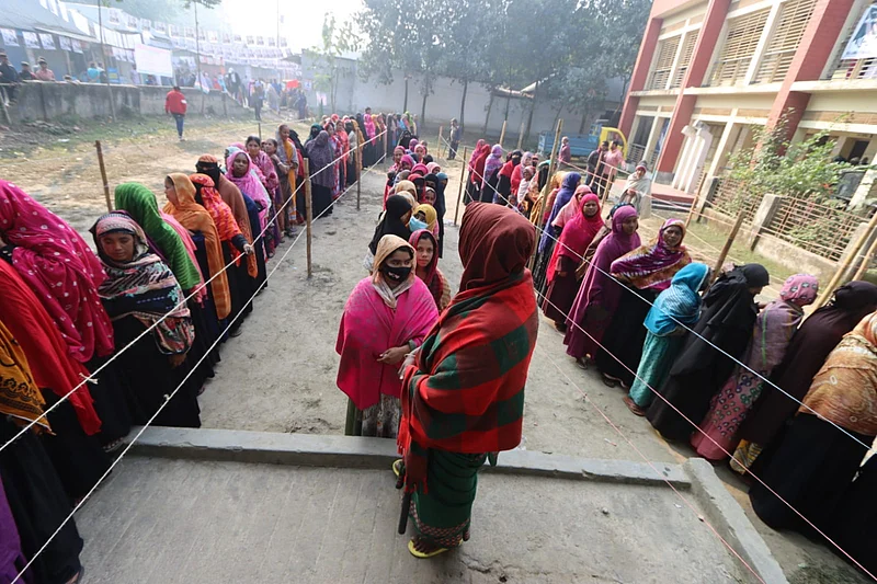 দ্বাদশ জাতীয় সংসদ নির্বাচনে কুমিল্লা–৪ ( দেবিদ্বার) ধামতি উত্তর সরকারি প্রাথমিক বিদ্যালয়ে দীর্ঘ লাইনের নারী ভোটারদের উপস্থিতি। ছবিটি সকাল ৯ টায় তোলা