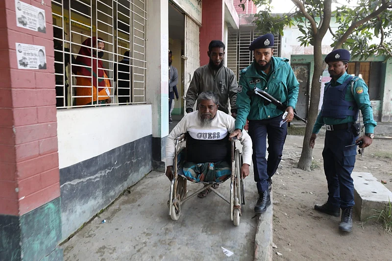 দ্বাদশ জাতীয় সংসদ নির্বাচনের ভোট দিতে এসেছেন শারীরিক প্রতিবন্ধী আব্দুল সামাদ (৫৩)। সকাল সাড়ে ৯ টার দিকে গাজীপুরের ছোট দেওড়া অগ্রণী উচ্চ বিদ্যালয় কেন্দ্র থেকে ছবিটি তোলা