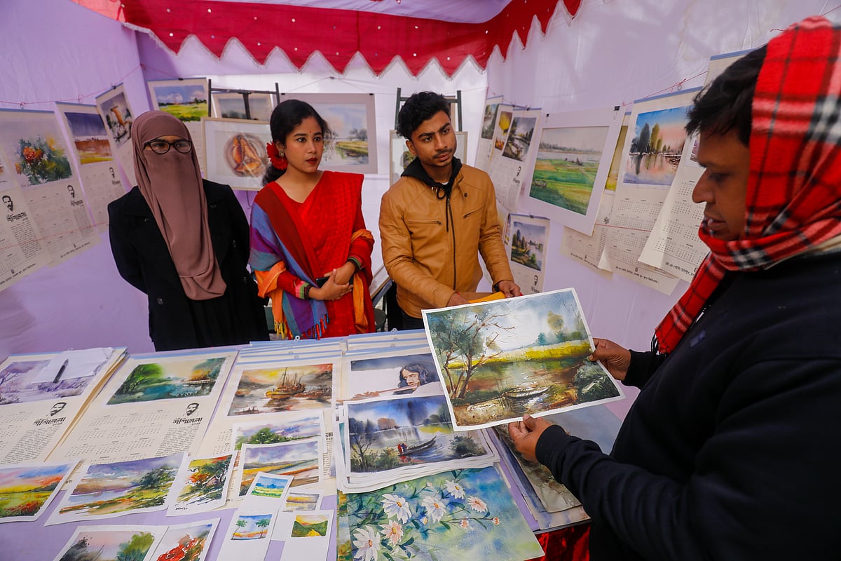 স্টলে বিভিন্ন শিল্পীর আঁকা ছবি এবং এসব ছবি দিয়ে বানানো ক্যালেন্ডার রাখা হয়েছে।