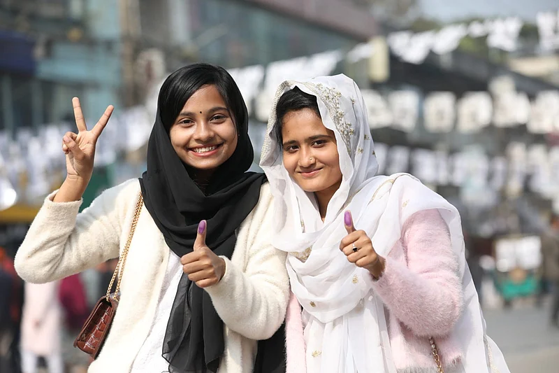 ভুল করে প্রথমে এক কেন্দ্রে ভোট দিতে গিয়ে তালিকায় নাম পাননি দুই শিক্ষার্থী। পরে গাজীপুরের মদিনাতুল উলুম মাদ্রাসা কেন্দ্রে প্রথম ভোটার হিসেবে ভোট দেন কলেজ শিক্ষার্থী নুরজাহান বেগম (বাঁয়ে) মোসা. তাসমেরী আক্তার। শহীদ স্মৃতি স্কুল মার্কেট, জয়দেবপুর, গাজীপুর, ৭ জানুয়ারা 