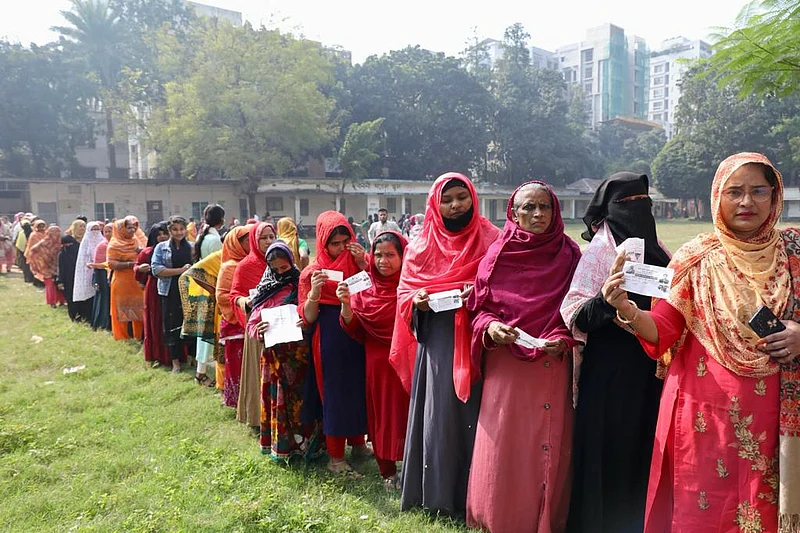 রাজধানীর বনানী মডেল স্কুলে নারী ভোটার উপস্থিতি। ছবিটি সকাল সাড়ে ১০টার দিকে তোলা