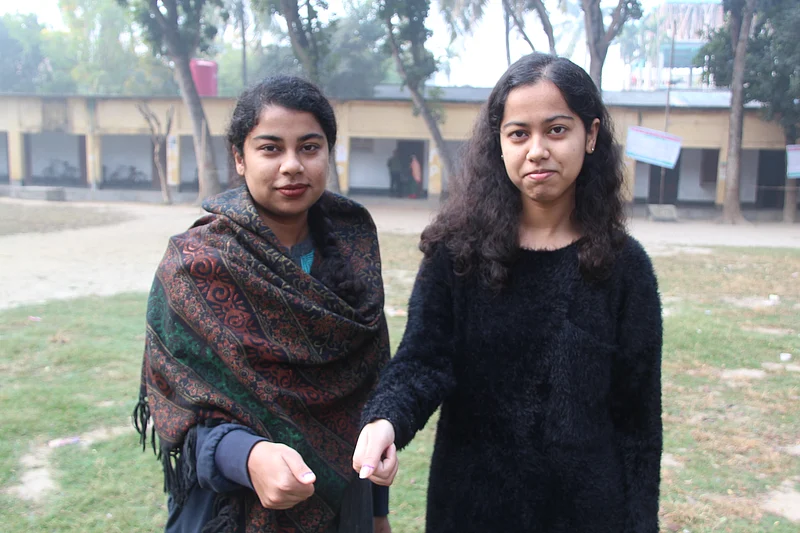চুয়াডাঙ্গায় বিশ্ববিদ্যালয় পড়ুয়া দুই বোন প্রথম ভোট দিতে পেরে উচ্ছ্বসিত। রাহেলা খাতুন গার্লস একাডেমি কেন্দ্র। ছবিটি সকাল সাড়ে ৯টার দিকে