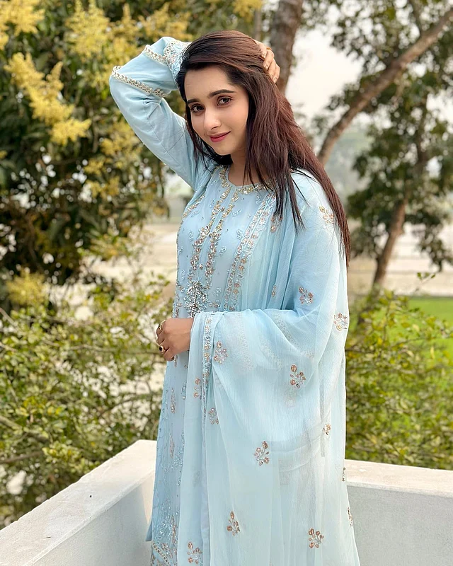 পাউডার ব্লু আর কেয়া পায়েল যেন দুজনে দুজনার