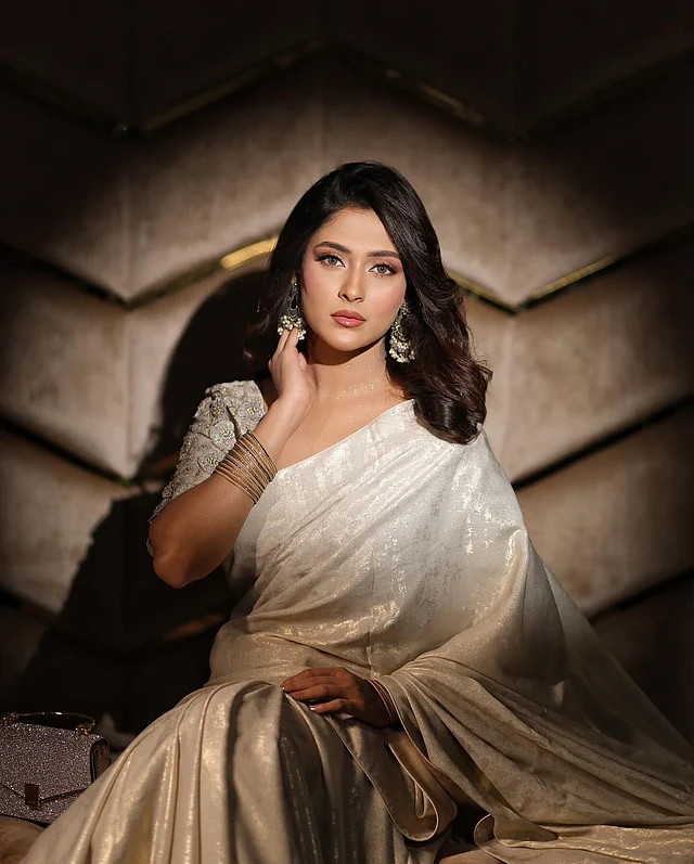 মেহজাবীন চৌধুরী পরেছেন সাদা আভিজাত্যময় লুকের শাড়ি