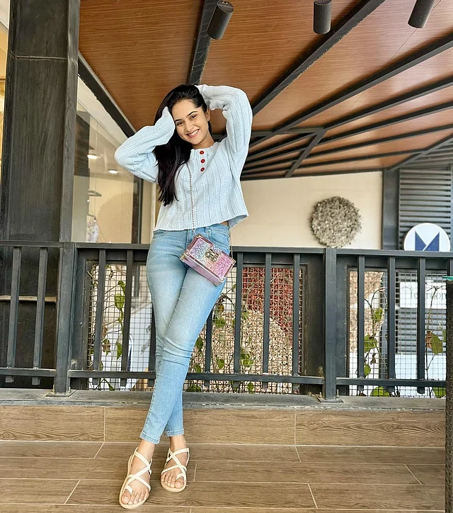 আরামদায়ক নীল টপ-জিনসের রংটিও চোখে আরাম দিচ্ছে