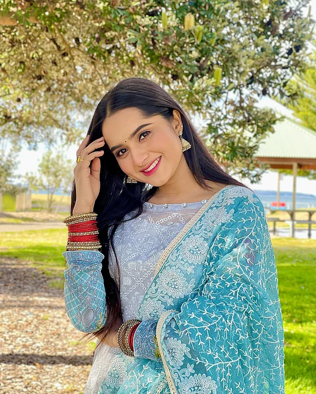 বোট নেকলাইনের আকাশী সালওয়ারকামিজের সঙ্গে লাল চুড়ি নজর কাড়ছে এই অভিনেত্রী্র সাজে