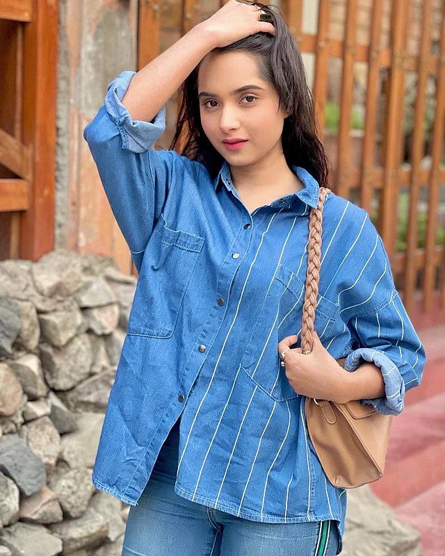 ক্যাজুয়াল ডেনিম শার্ট আর ট্রাউজার্সের জন্যও কেয়া পায়েলের পছন্দ ক্ল্যাসিক নীল ওয়াশ