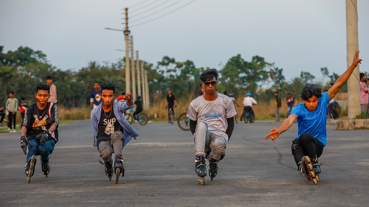 খুলনা স্কেটিং ক্লাবের কয়েকজন সদস্যের একসঙ্গে স্কেটিং।