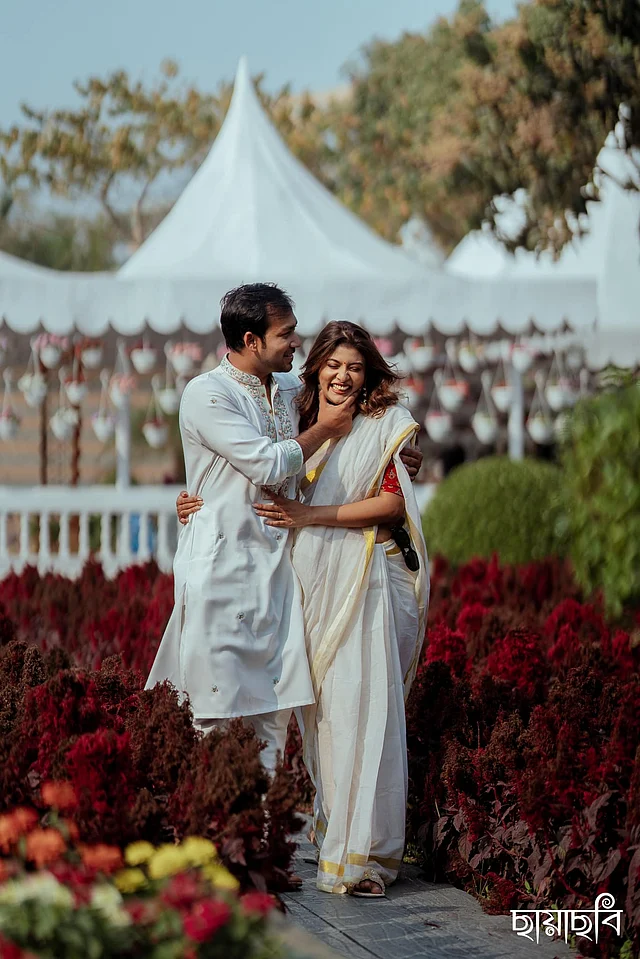 শাওনের বুকে হালকা কাজের আরামদায়ক সুতির সাদা পাজামা পাঞ্জাবিতে তাঁকে খুবই মানিয়েছে