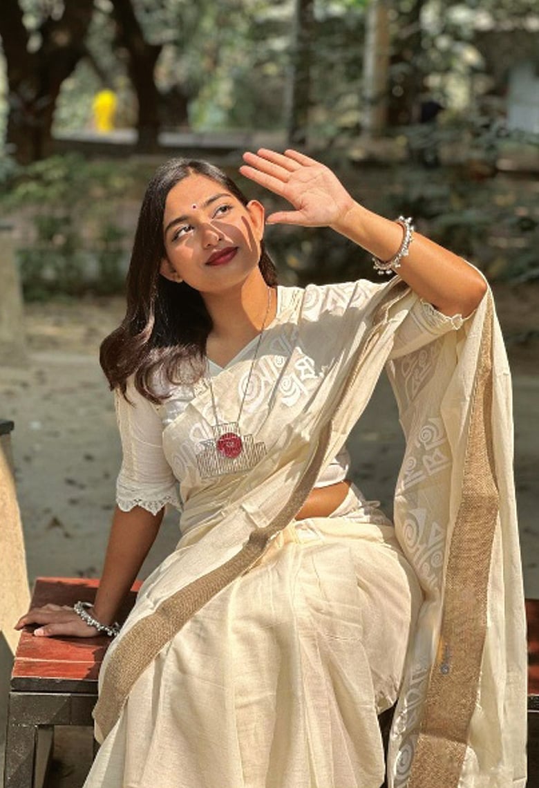 শাড়ির কথনে একুশের গান