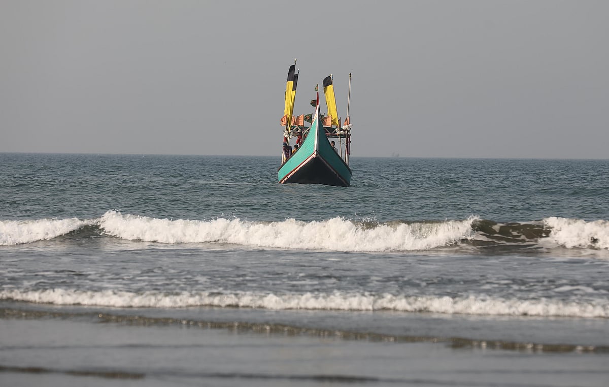 সাগর থেকে মাছ ধরে তীরের দিকে আসছে একটি নৌকা