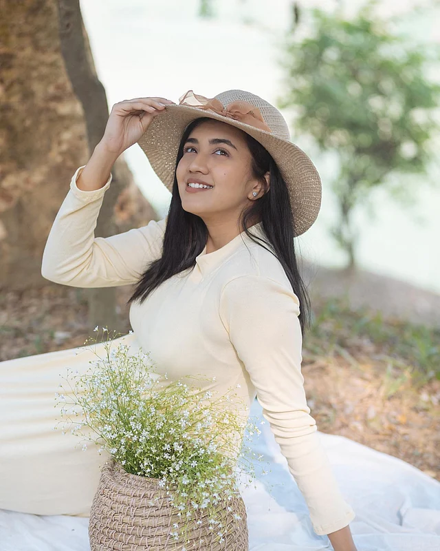 স্ট্র হ্যাট আর বড় ঘেরের অফ হোয়াইট গাউনে সুন্দরী আইশা