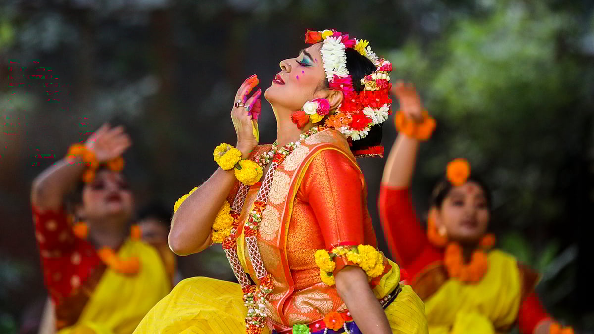 নাচে নাচে বসন্ত বরণ করছেন শিল্পীরা 