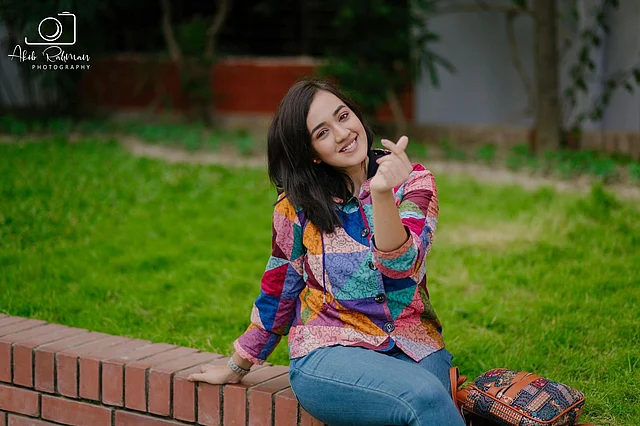 রংচঙে টপ আর জিন্স পছন্দ এই অভিনেত্রীর 