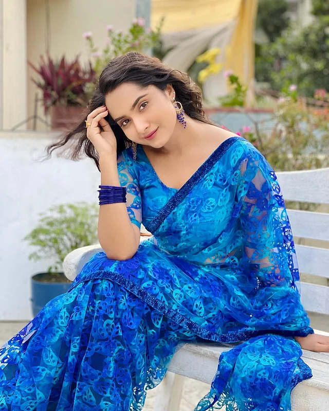 উজ্জ্বল নীল শেডের নেটের শাড়ির সঙ্গে কেয়া হাতেও নীল রেশমি চুড়ি পরেছেন