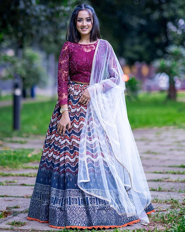 ফিউশন ঘরানার লম্বা স্কার্ট, নেটের টপের সঙ্গে ওড়না নিয়েছেন আইশা এখানে