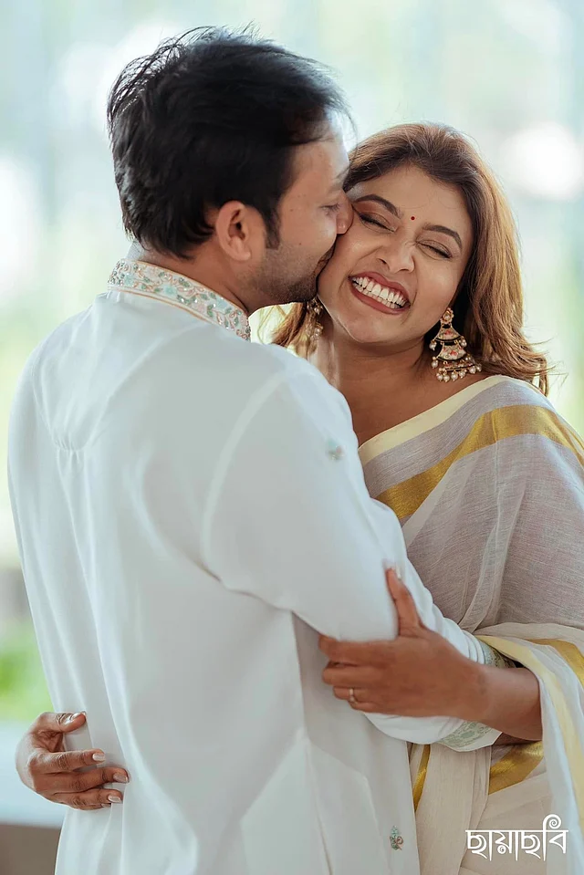 ঠোঁটে হালকা লাল লিপ কালার আর কপালে ছোট লাল টিপে মোহময়ী টয়া। স্বামী শাওনের সঙ্গে রসায়নটা একটু বেশিই জমে এই সুন্দরী অভিনেত্রীর।