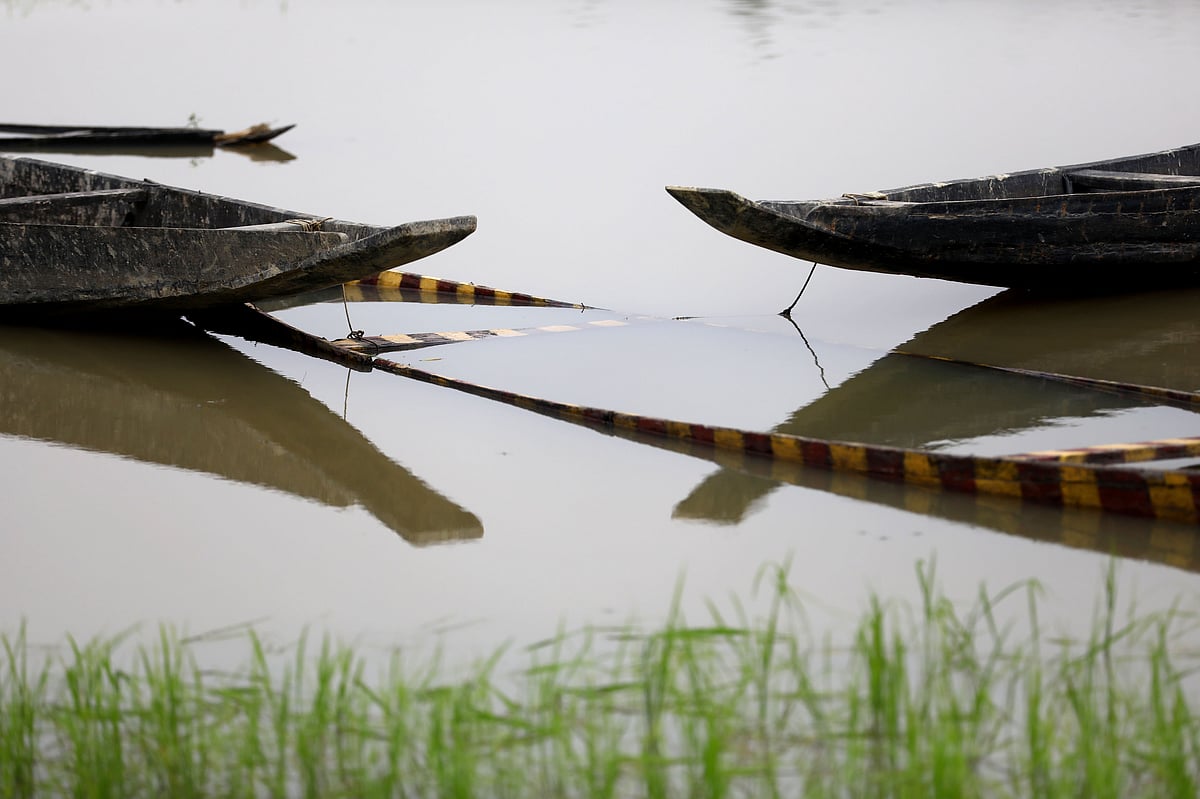 হাওরের পানিতে বেঁধে রাখা হয়েছে নৌকা।