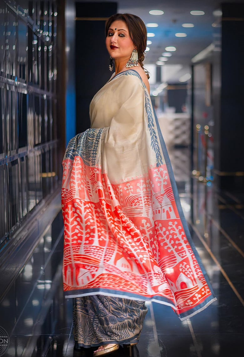 বাংলাদেশের যে শাড়ির ভক্ত হয়ে গেলেন স্বস্তিকা মুখার্জি