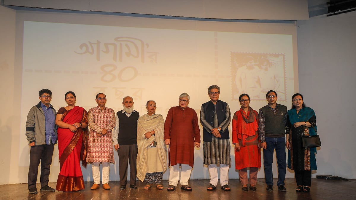 আগামী’ স্বল্পদৈর্ঘ্য চলচ্চিত্র ৪০ বছর পূর্তিতে পরিচালক ও কলাকুশলীরা। ছবি:  প্রথম আলো