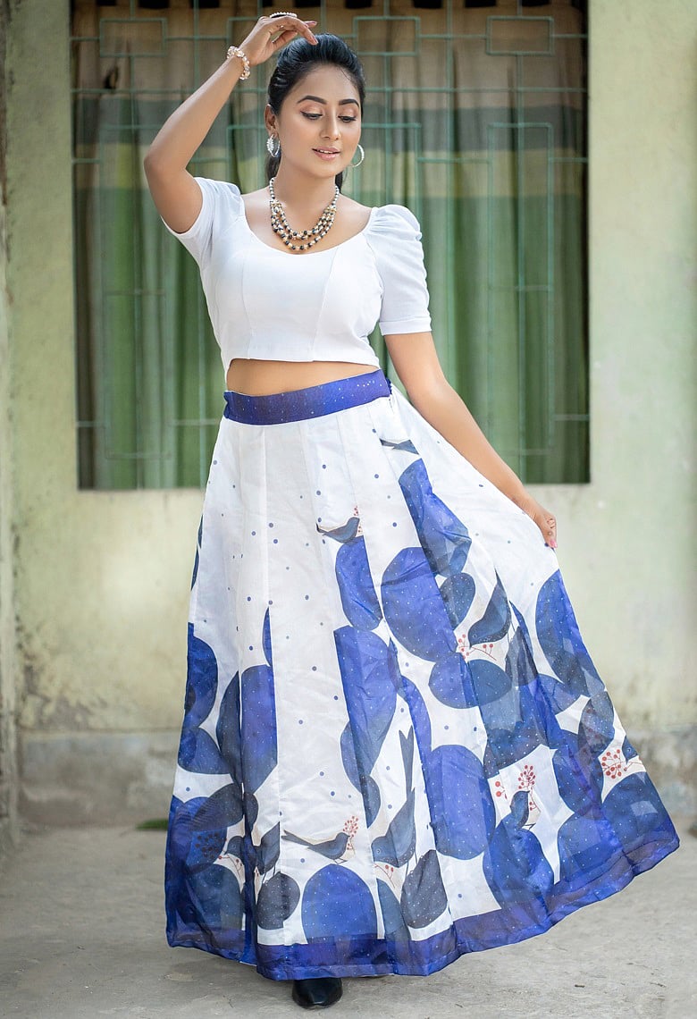 ফুলেল স্কার্টে আরামদায়ক ফ্যাশন