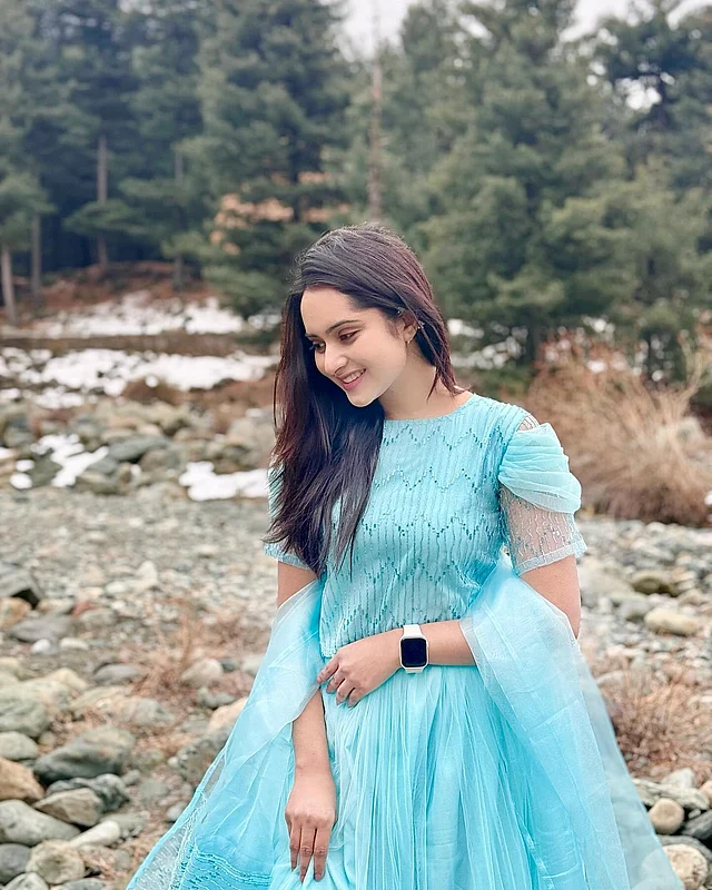 আকাশী গাউনে কুঁচি দিয়ে অনেক ঘের রাখা হয়েছে ডিজাইনে। কাঁধের ডিটেইলিং আর সঙ্গের ওড়না মিলে সুন্দর সমন্বয় কেয়া পায়েলের এ লুকে। 