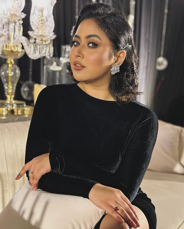 আশনা হাবিব ভাবনার পরনে্র কালো ফুলস্লিভ টপে স্মার্ট লুক