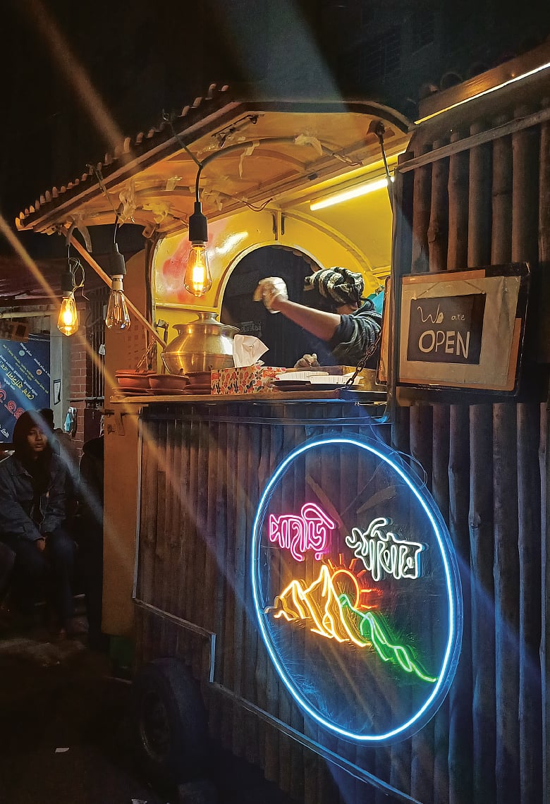 মিরপুরে স্ট্রিট ফুড হিসেবে মিলছে পাহাড়ি খাবার