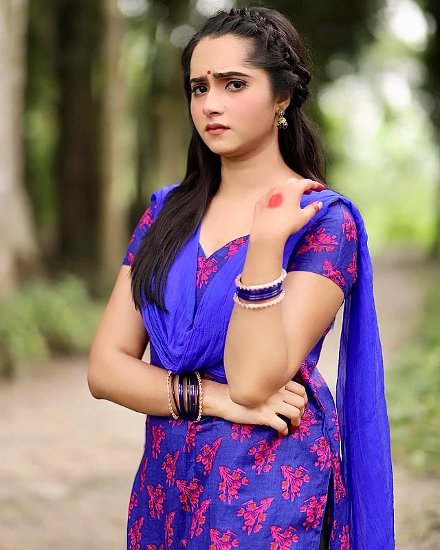 নাটকের সেটে মজার এক্সপ্রেশন দিয়েছেন উজ্জ্বল নীল সালওয়ার কামিজে কেয়া পায়েল