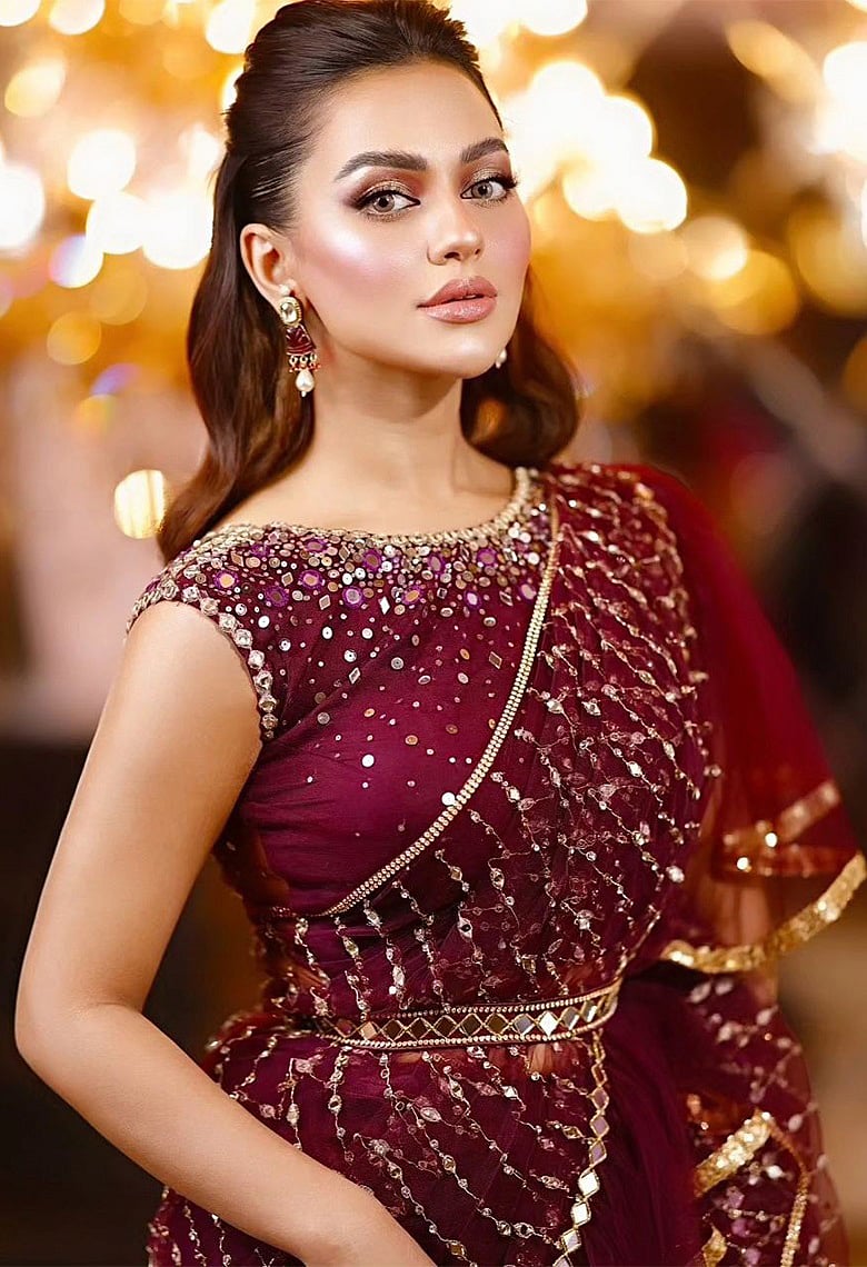 বৈচিত্র্যময় শাড়ির লুকে গ্ল্যামারাস নুসরাত ফারিয়া