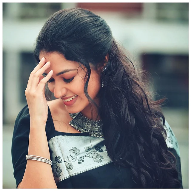 তাসনিয়া ফারিণের রূপালি পাড়ের কালো শাড়ির সঙ্গে ম্যাচিং ব্লাউজ। সঙ্গে মানানসই অক্সিডাইজড গয়না।