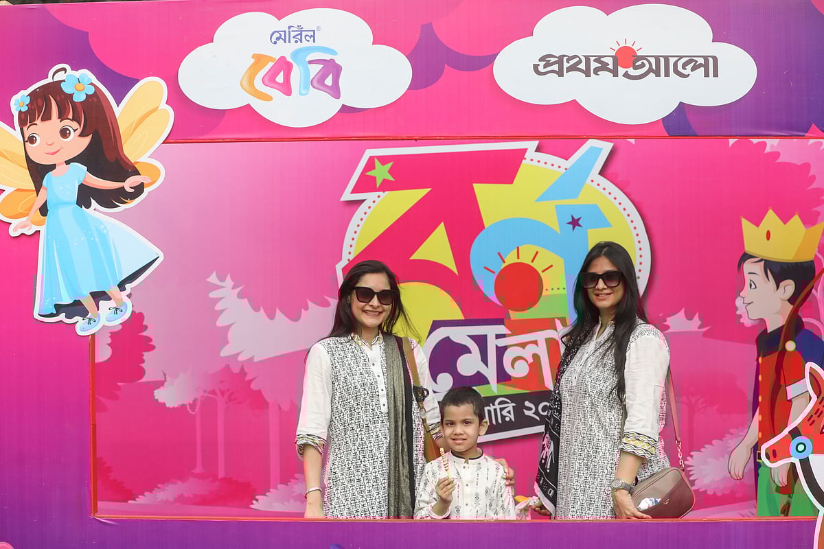 বর্ণমেলায় এসে ছবি তুলছেন দর্শনার্থীরা।