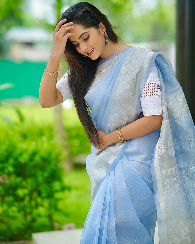 পাউডার ব্লু শাড়িতে স্নিগ্ধ কেয়া