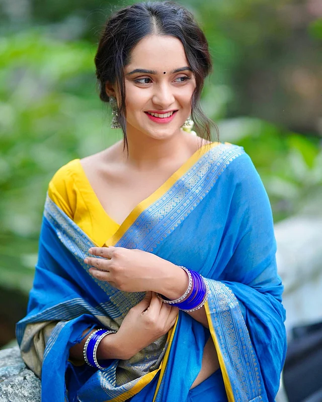 মাঝে মাঝে কন্ট্রাস্ট রং বেছে নেন কেয়া নীলের সঙ্গে