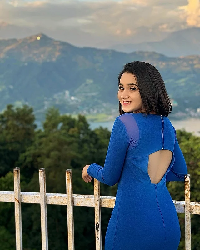 রয়েল ব্লু কাটআউট গাউনে কেয়া পায়েল