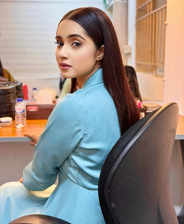 ফর্মাল লুকে হালকা নীল খুবই মানিয়েছে এই অভিনেত্রীকে। 