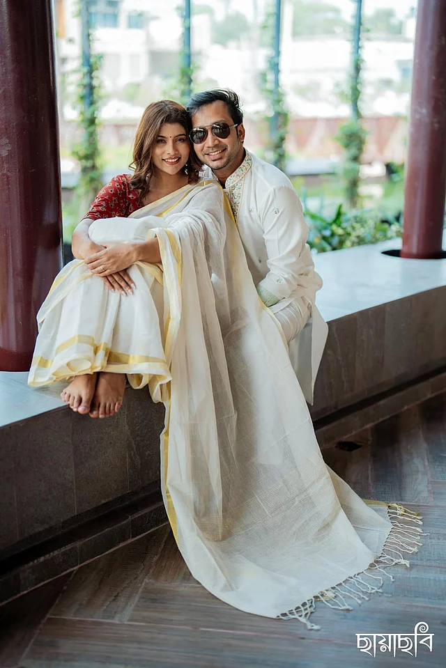 সেদিনও সাদা পরেছিলেন বর-কনে দুইজনই। আজ অবশ্য সোনালি পাড়ের সাদা শাড়ির সঙ্গে কন্ট্রাস্ট লাল ব্লাউজ বেছে নিয়েছেন টয়া