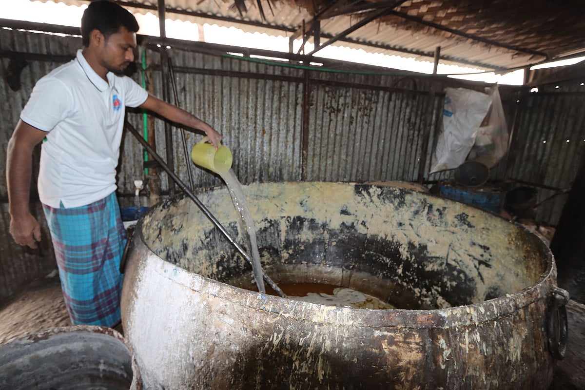 লোহার তৈরি বিশাল কড়াইয়ে বিভিন্ন উপকরণ ঢেলে একত্রে মেশানো হয় 