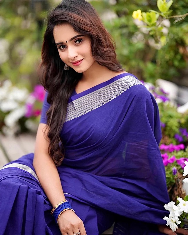 ঘন নীল তাঁতের শাড়িতেও খুব সুন্দর লাগছে কেয়া পায়েলকে। সঙ্গে নীল চুড়ি আর খোলা চুল